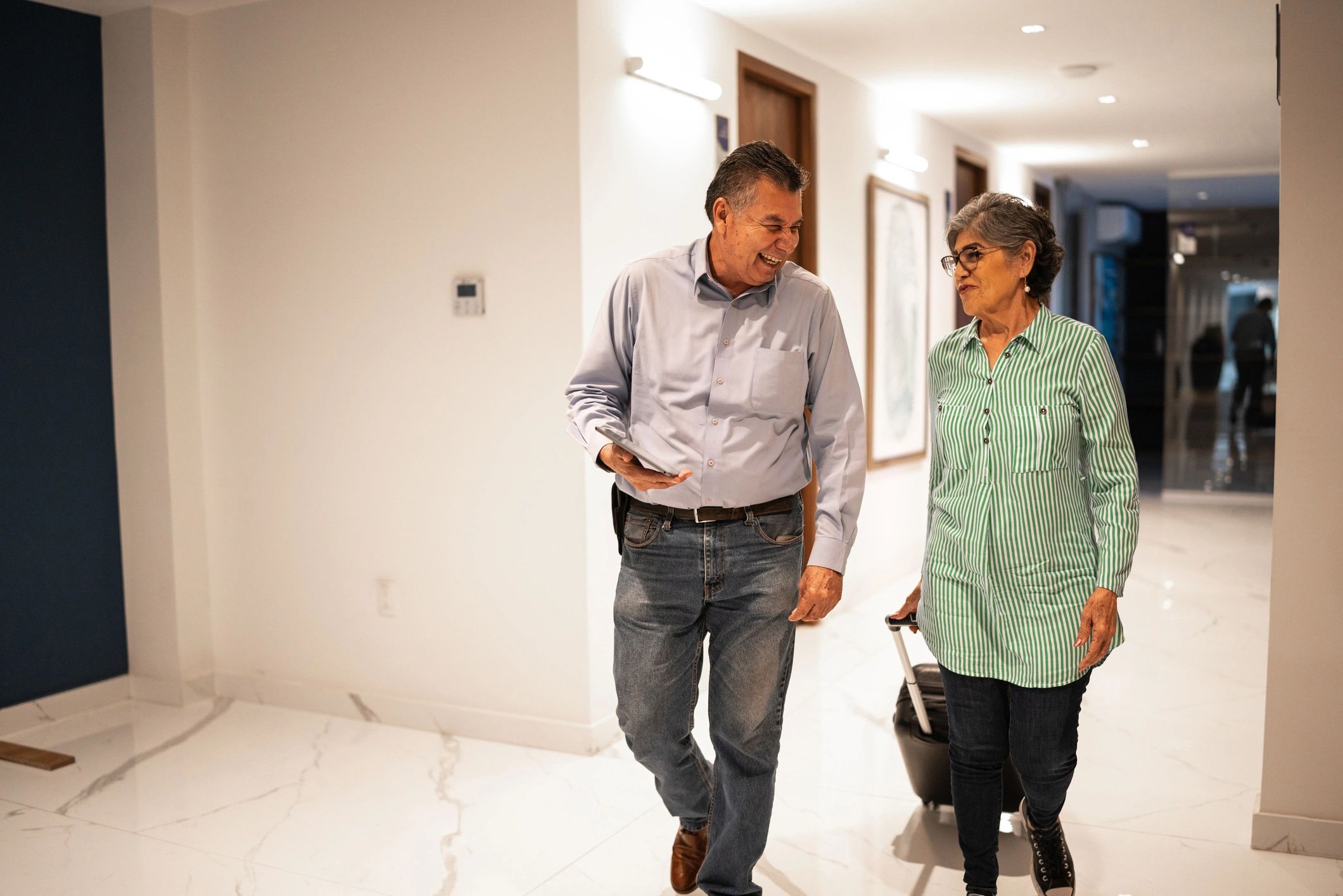 Asesor acompañando a clientes en proceso inmobiliario
