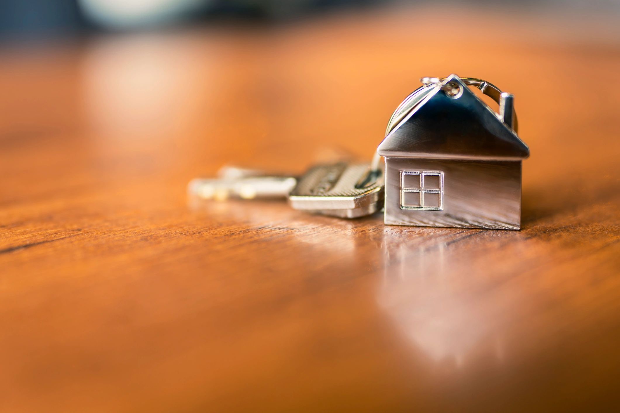 Llaves de propiedad sobre mesa, asociadas a administración inmobiliaria
