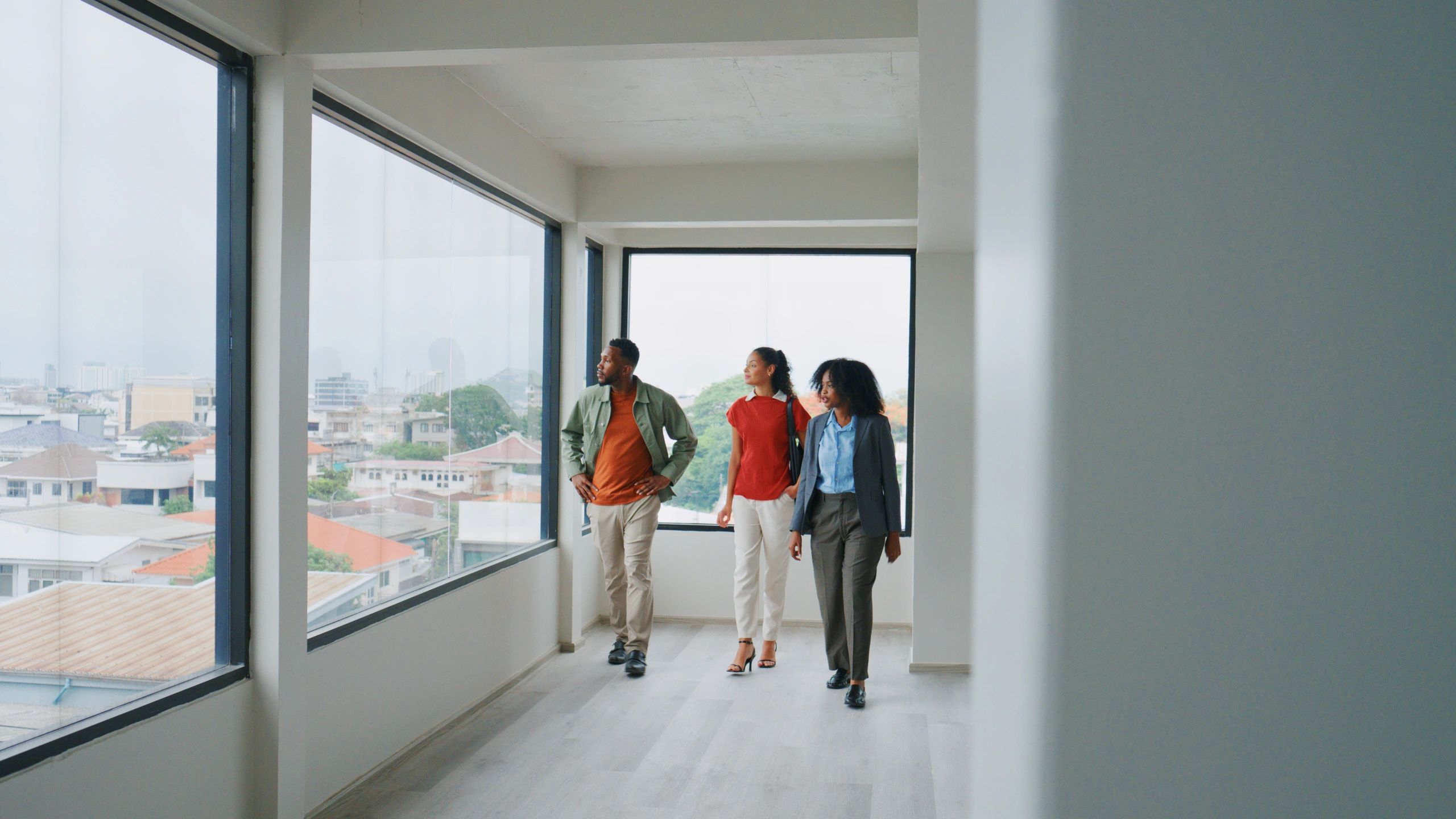 Equipo revisando oportunidades inmobiliarias en oficina